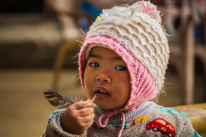 L'enfant et la plume - Népal - Galerie Art Soleil 