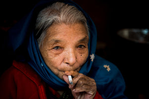 La dame à la cigarette - Népal - Galerie Art Soleil 